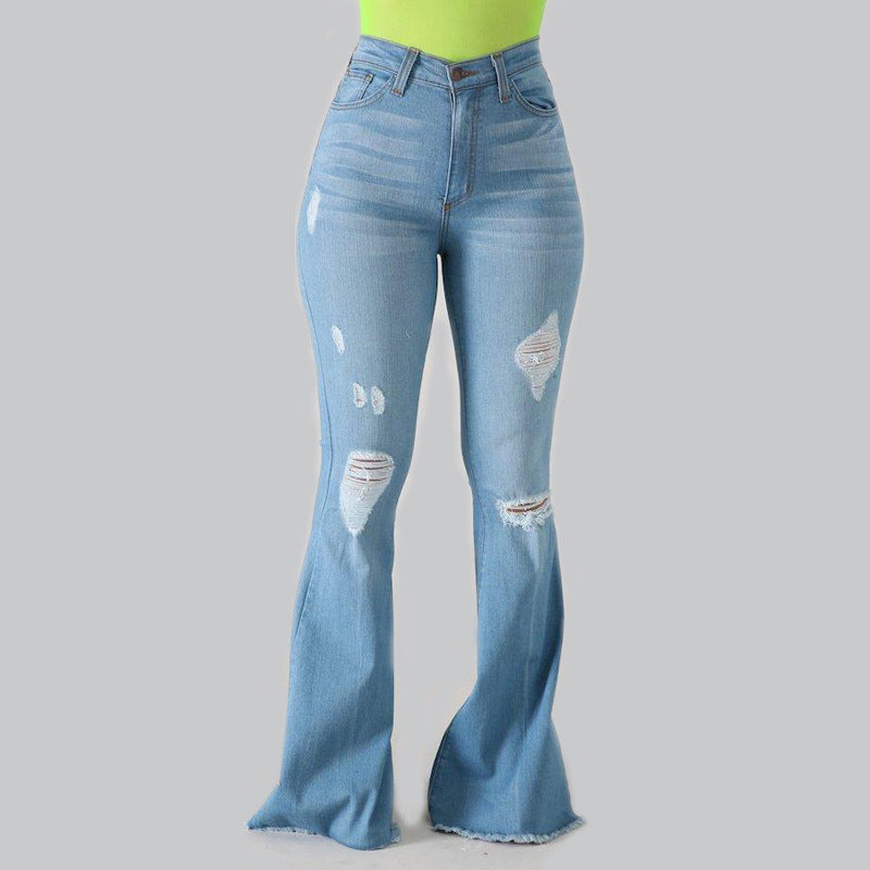 Jeans strappati con glutei aderenti alla moda da donna