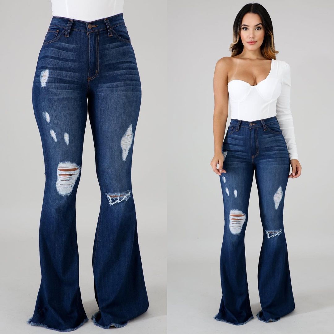 Jeans strappati con glutei aderenti alla moda da donna